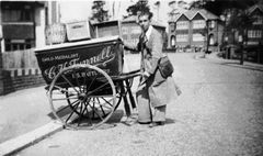Mr-Wallis-doing-his-bakery-round-in-Hollington-just-before-the-war.-c1937.